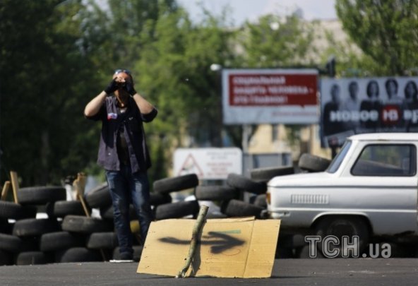 У Донецьку біля аеропорту бойовики звели барикаду на дорозі. ФОТО