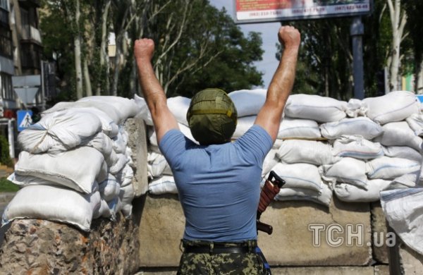 У Донецьку біля аеропорту бойовики звели барикаду на дорозі. ФОТО