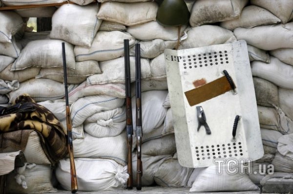 У Донецьку біля аеропорту бойовики звели барикаду на дорозі. ФОТО