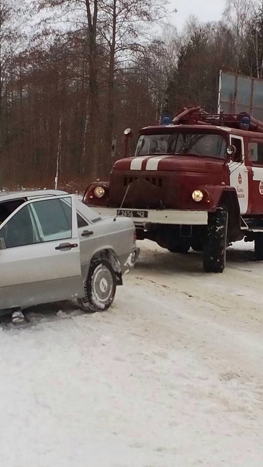 Із траси на Волині злетів легковик. ФОТО