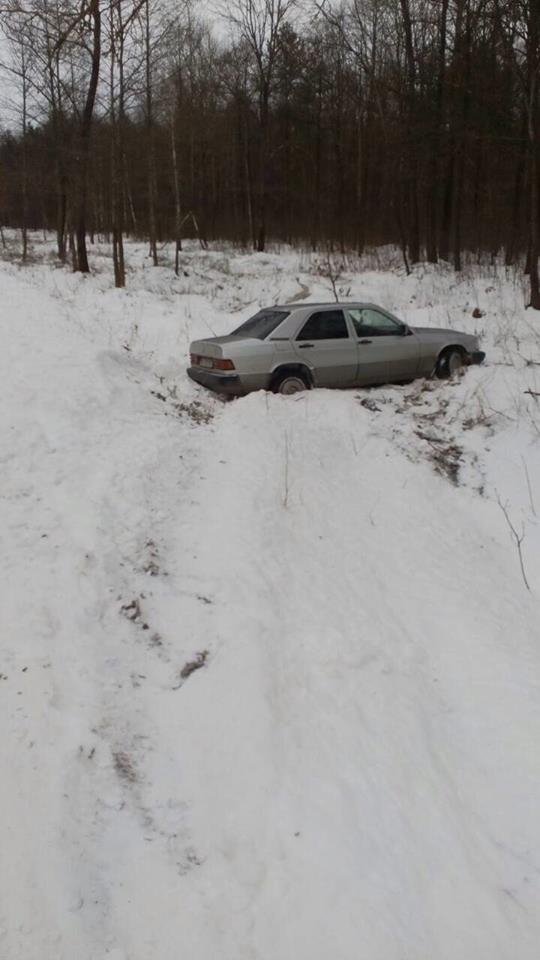 Із траси на Волині злетів легковик. ФОТО