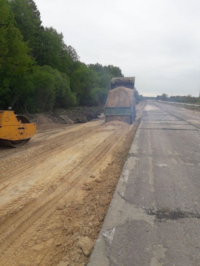 Показали, як ремонтують частину автошляху Київ – Ковель – Ягодин. ФОТО