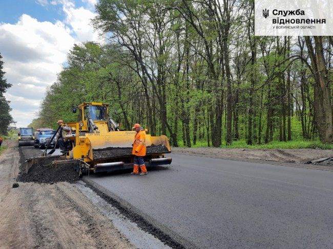 На автодорозі Луцьк – Ківерці завершують облаштування узбіч: водіїв закликають бути обережними. ФОТО