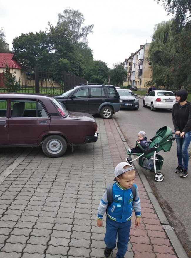 Автохами перегородили машинами тротуар у Луцьку