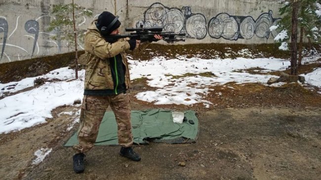 У Луцьку ветеран з ампутацією допомагає шити одяг для поранених військовослужбовців. ВІДЕО