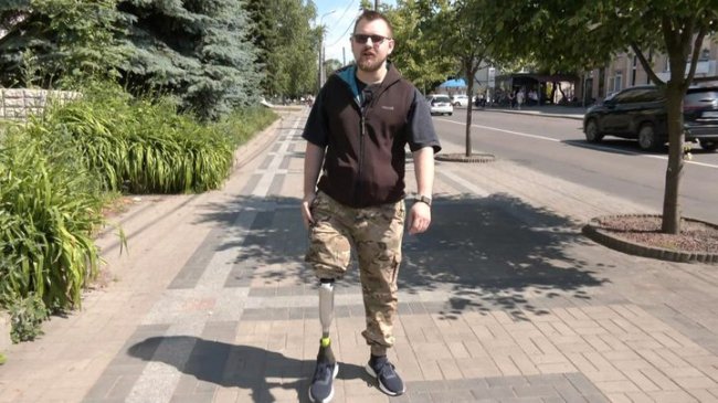 У Луцьку ветеран з ампутацією допомагає шити одяг для поранених військовослужбовців. ВІДЕО