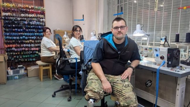 У Луцьку ветеран з ампутацією допомагає шити одяг для поранених військовослужбовців. ВІДЕО