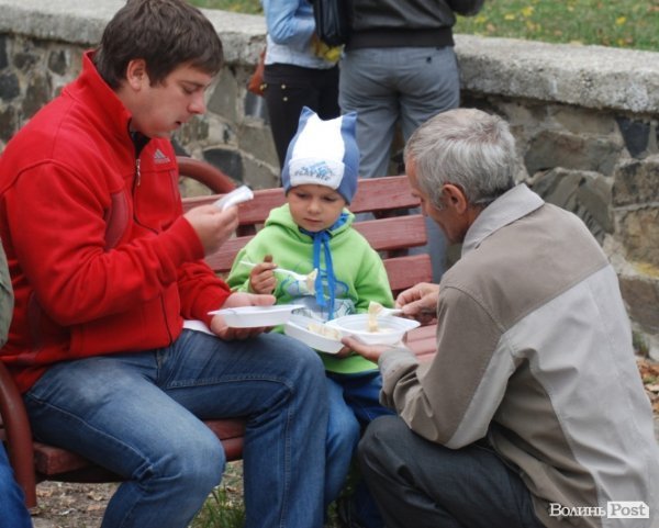У Луцьку з'їли тисячу порцій вареників. ФОТО