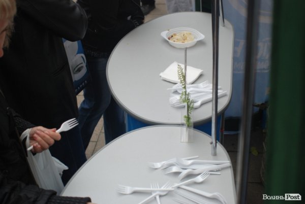 У Луцьку з'їли тисячу порцій вареників. ФОТО