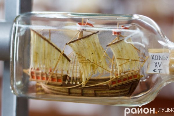 Мініатюрні шедеври: волинянин 40 років майструє кораблики у пляшках
