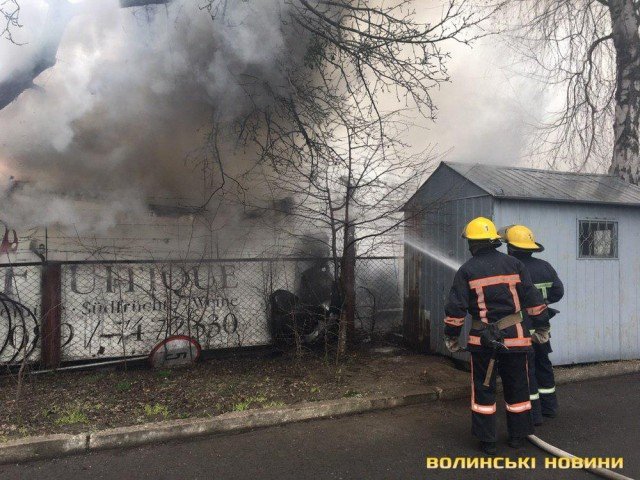 У Луцьку на автостоянці – пожежа. ФОТО