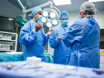 У лікарні на Волині жінці протезували штучний колінний суглоб. ФОТО 18+