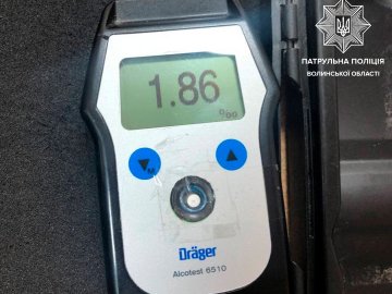 У Луцьку п'яний водій ВАЗ пропонував патрульним 100 доларів хабара