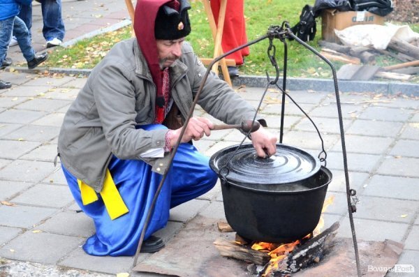  У Луцьку Романюк варив борщ на фестивалі їжі. ФОТО