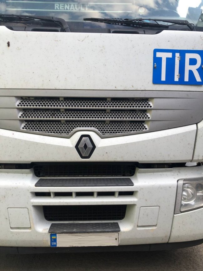 На волинській митниці  виявили майже 9 тисяч банок контрабандних дієтичних добавок