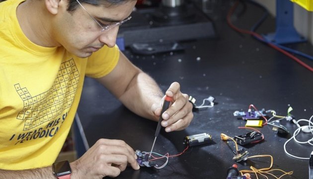 Учені розробили слуховий апарат вартістю один долар