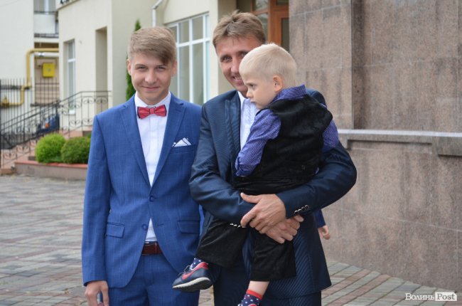 Кеди і стильні метелики: що одягнули луцькі випускники. ФОТО