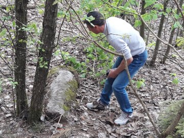 У лісі і біля дитсадка на Волині знайшли єврейські надгробки