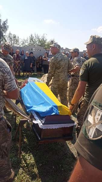 У Ратному попрощалися з сержантом, який раптово помер у Луцьку