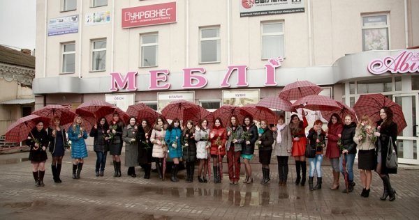 Як у Луцьку чоловіки оригінально вітають з 8 Березня*