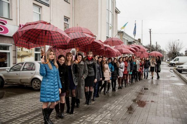 Як у Луцьку чоловіки оригінально вітають з 8 Березня*