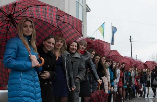 Як у Луцьку чоловіки оригінально вітають з 8 Березня*
