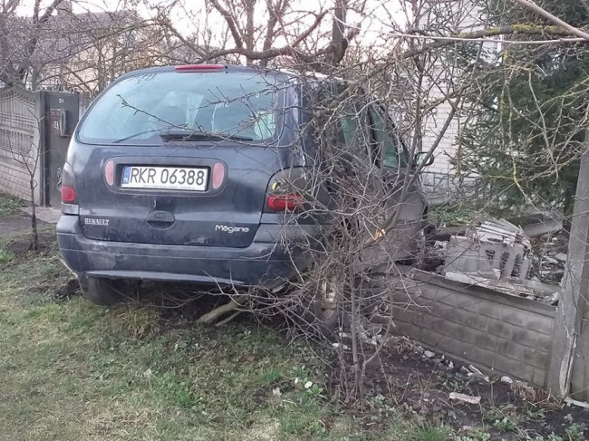 У місті на Волині автівка на «євробляхах» влетіла в бетонну огорожу. ФОТО