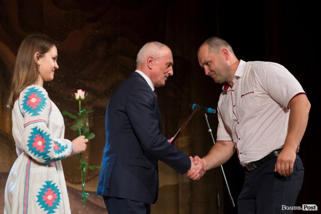 Квіти, подяки та музичний концерт: волинських медпрацівників привітали з професійним  святом