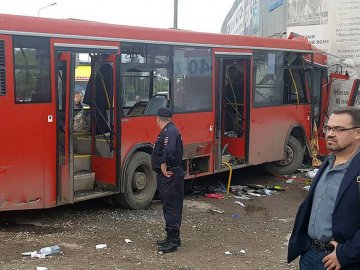 Маршрутка врізалася в будинок: один загиблий, десятки постраждалих