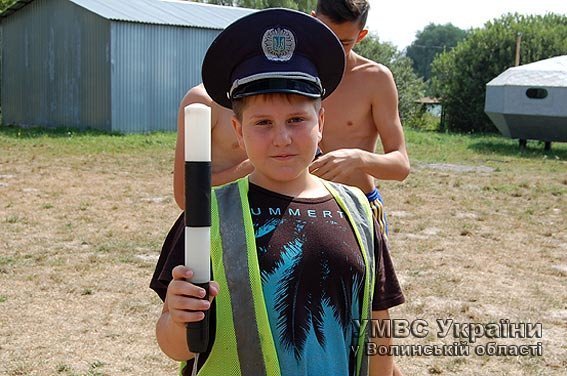 У волинському таборі діти зі Сходу спробували себе у ролі інспекторів ДАІ. ФОТО