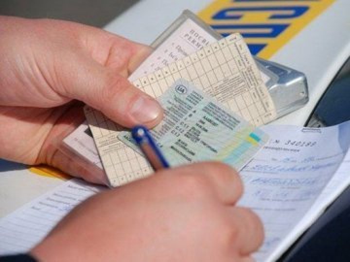 Волинянин обіцяв «порішати» водійське посвідчення за 2500 доларів