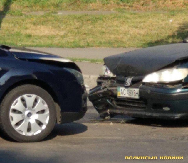 У Луцьку на «зебрі» зіткнулись дві автівки