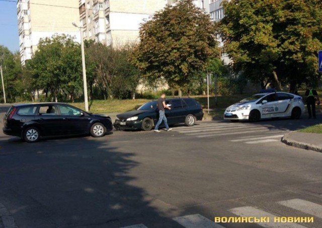 У Луцьку на «зебрі» зіткнулись дві автівки