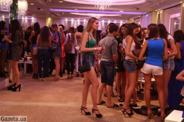 Модельне бієнале в Києві: довгі ноги, фотосети в білизні та хвилювання. ФОТО