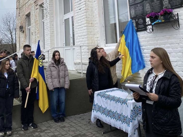 На фасаді ліцею на Волині відкрили меморіальну дошку на честь загиблого Героя-випускника. ФОТО