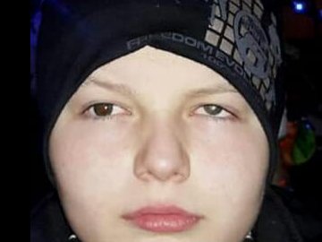 Хлопець не хоче провести життя у темряві: мама благає врятувати незрячого сина