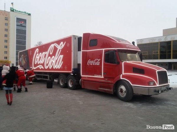 У Луцьк приїхала святкова фура від Coca-Cola