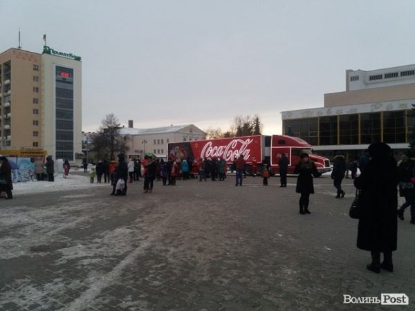 У Луцьк приїхала святкова фура від Coca-Cola