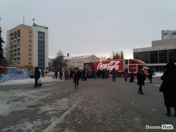 У Луцьк приїхала святкова фура від Coca-Cola