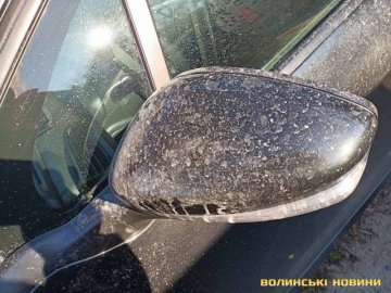 Луцькі водії потерпають від невідомої білої речовини на їхніх автівках. ФОТО