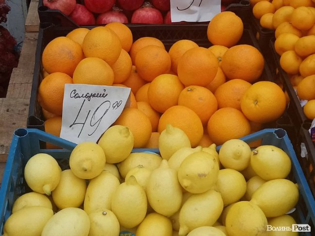 Від і до: скільки у Луцьку коштують перші мандарини. ФОТО
