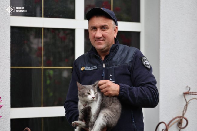 У Луцьку горів житловий будинок: врятували собаку й кота