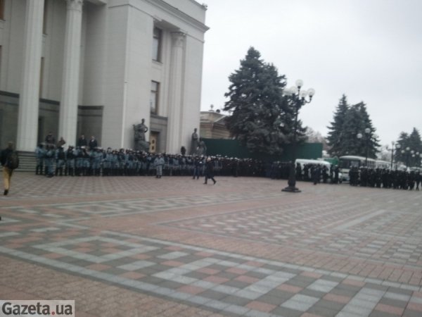 Під Верховною Радою збирається опозиція. ФОТО
