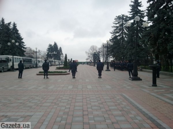 Під Верховною Радою збирається опозиція. ФОТО