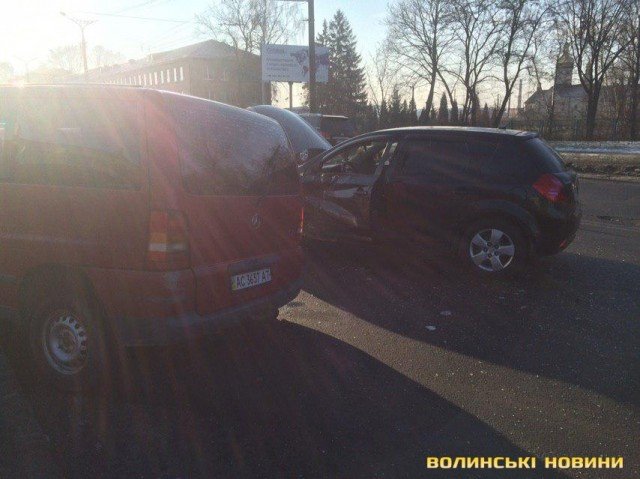 У Луцьку на Дубнівській влупились три автівки. ФОТО