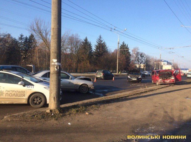 У Луцьку на Дубнівській влупились три автівки. ФОТО