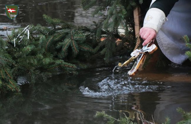 Як воїни 14 ОМБр пірнали у річку на Водохреще. ФОТО