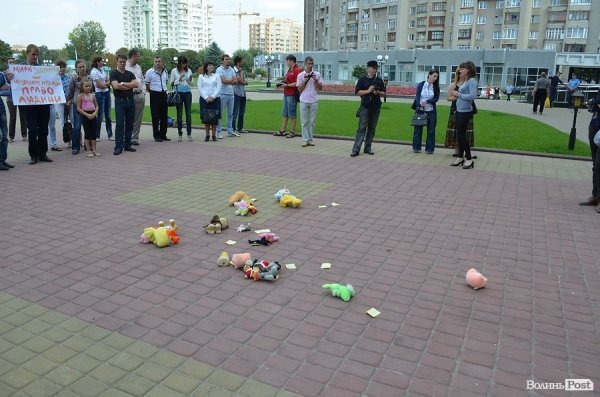 Під стінами Волинської ОДА мітингувала молодь. ФОТО