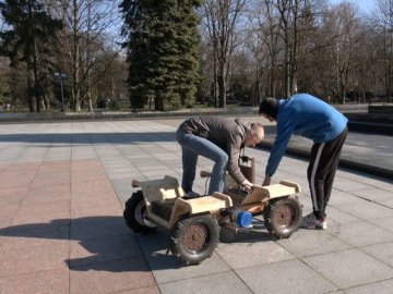 Лучанин розробив мобільну платформу для евакуації поранених із поля бою