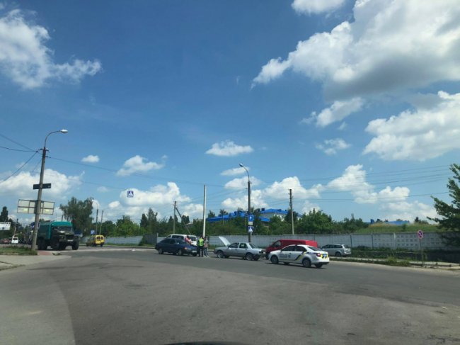 Біля польського Генконсульства у Луцьку зіткнулися два автомобілі. ФОТО